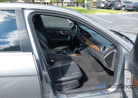 2013 Mercedes-Benz C 300 Sport 4Matic z USA, uszkodzony, nr VIN WDDGF8AB0DR251331